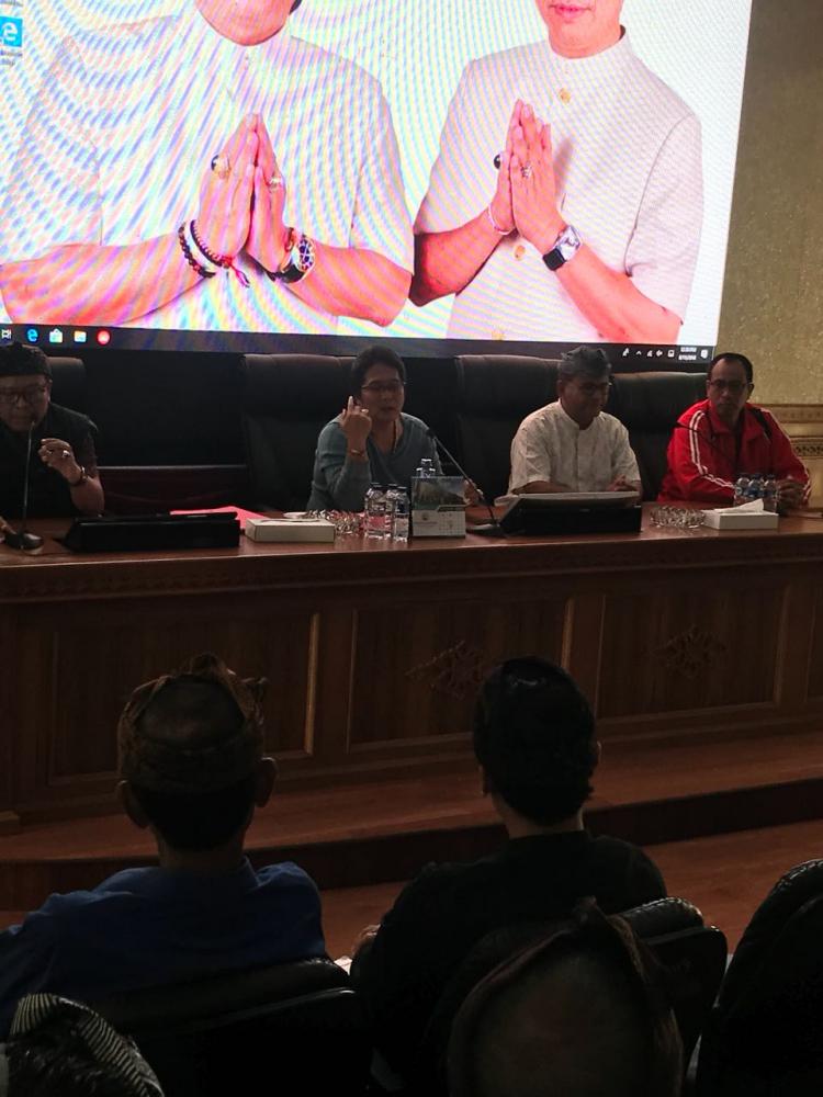 Perjuru Desa Adat dan Dinas Rapat Mengenai Pembangunan Desa Sedang