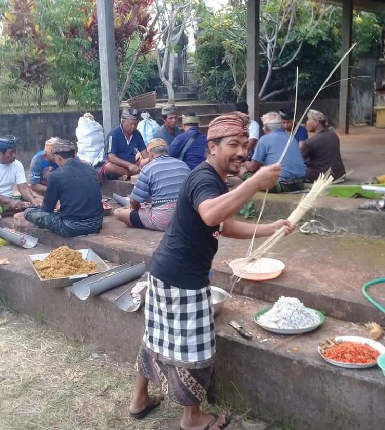 Persiapan Mebat Sebelum Piodalan