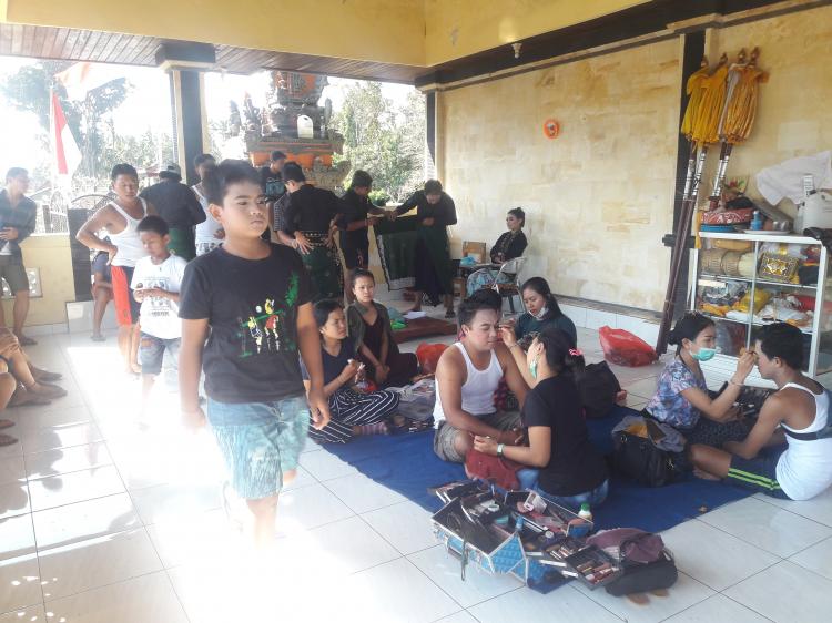 Persiapan Tim Baleganjur Banjar Kauripan Sebelum Penampilan