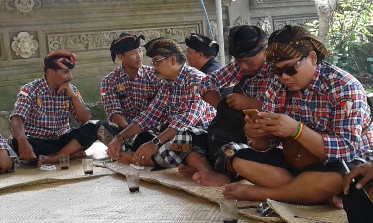 Porum Pecalang Ngayah Ring Pura Karang Dalem