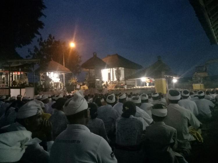 Rahina Purnama, Masyarakat Sedang Ngaturang Pepranian