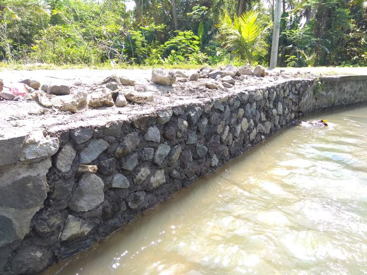 Rapi, Pinggiran Sungai Subak Dedekan, Desa Sedang Rampung di Perbaiki