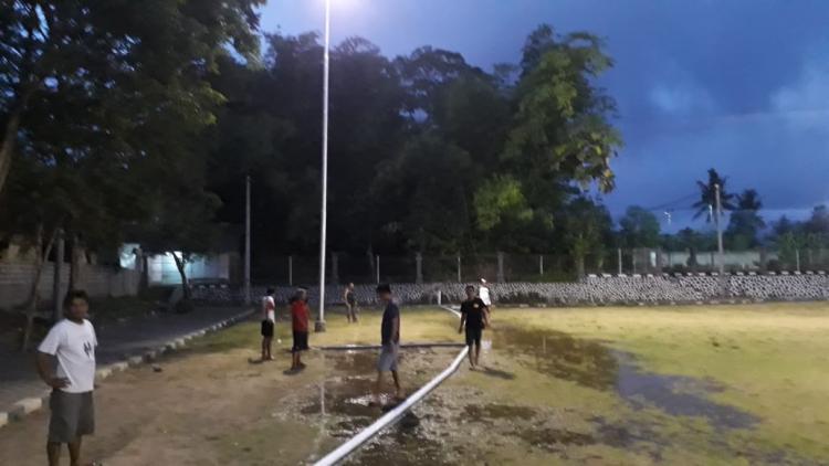 Rawat Rumput, Budhi Dharma Siram Lapangan Agar Rumput Tumbuh Subur