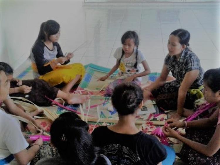 Remaja Putri Bali Wajib Belajar Mejejaitan