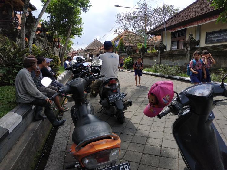 Rutinitas Harian Para Orang Tua di Desa Sedang Pada Jam Pulang Sekolah