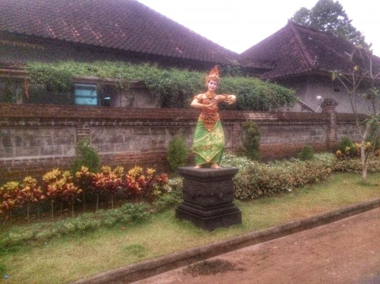 SEMAKIN INDAH DAN MEGAH ! JALANAN SEPUTAR DESA SEDANG DI HIASI PATUNG MENARI