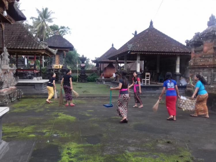 STT Chandra Kirana Giat Ngayah Untuk Kebersihan Pura