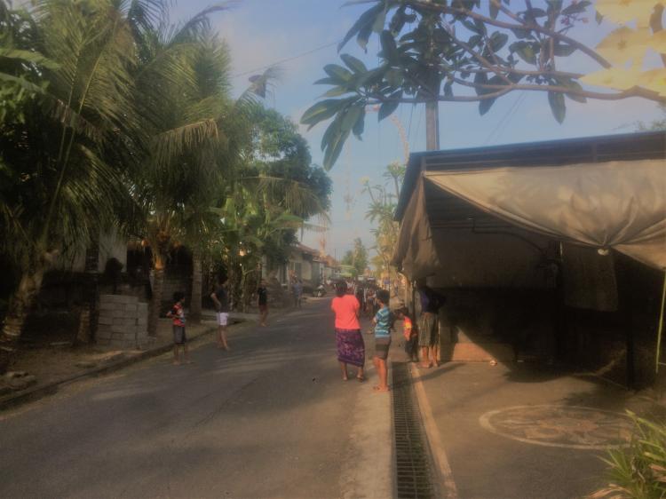 SUASANA DI JALAN RATIH, BR ASEMAN DESA SEDANG SAAT HARI RAYA KUNINGAN