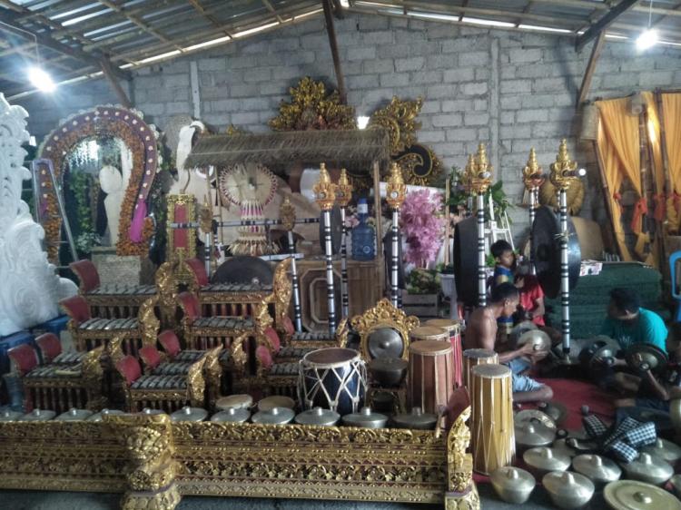 Sakralkan Taksu, Able Dekorasi Upacarai Gambelan Saat Tumpek Wayang