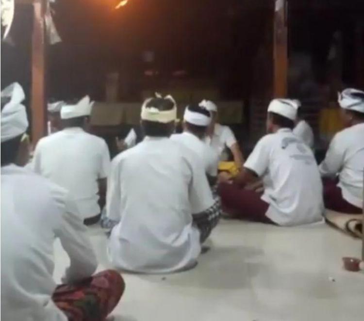 Sebelum Berangkat, Karang Taruna melaksanakan Sembahyang Bersama