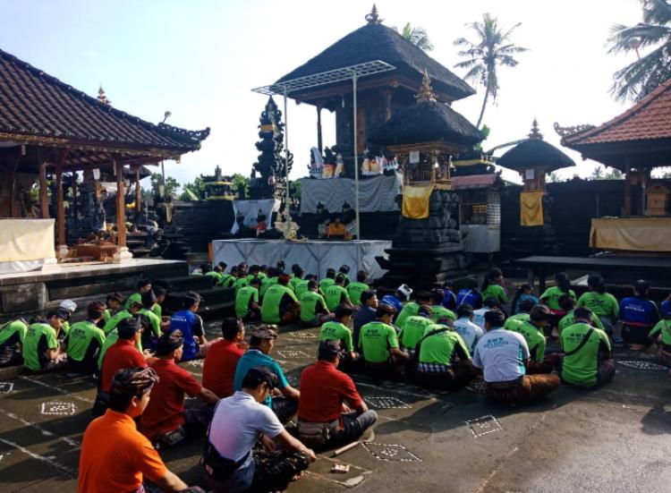 Sebelum Ngayah, Anak-Anak SMK Widya Mandala Badung Lakukan Persembahyangan