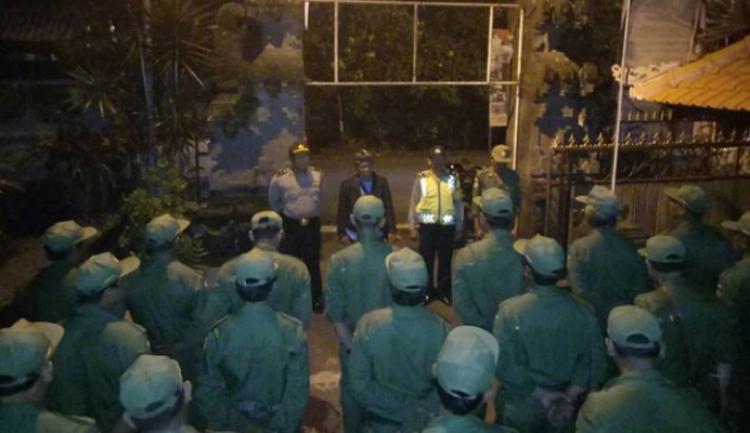 Sebelum Patroli,Bhabinkamtibnas Desa Sedang Berikan Arahan Kepada Linmas