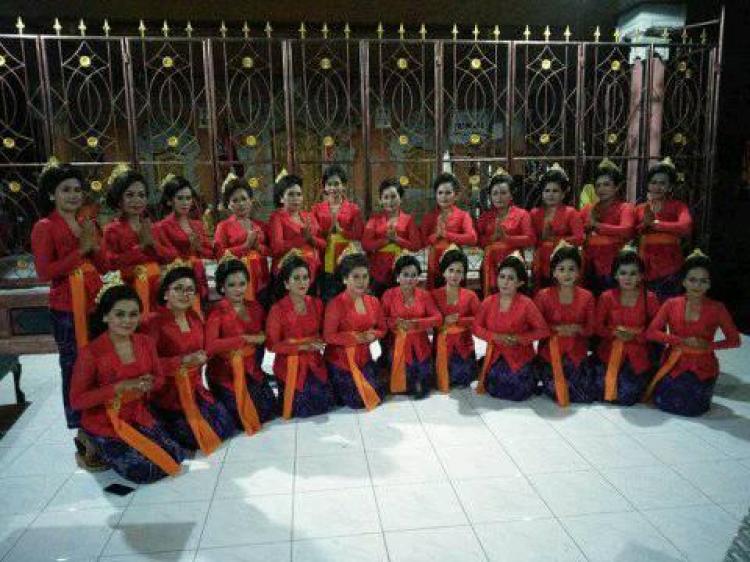 Sebelum Tampil, KUR Pkk Br.Sedang Lakukan Foto Bersama