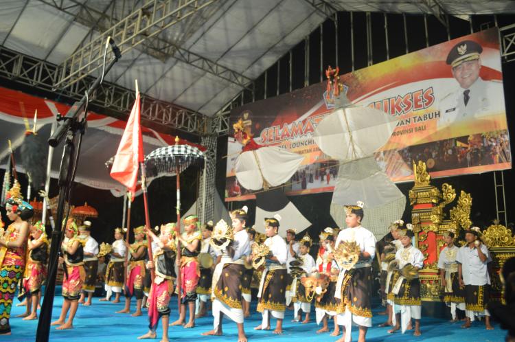 Sebuah Layangan Muncul di Tengah Pertunjukan Saat Porsenides Desa Sedang 2018