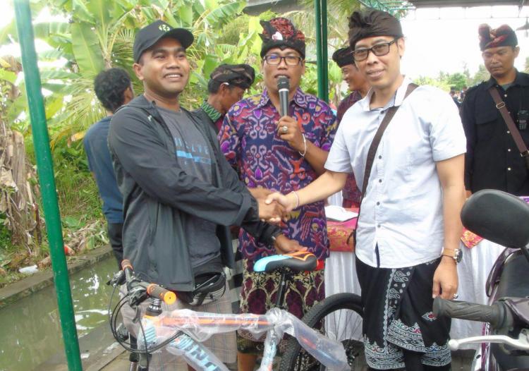 Sekretaris Desa Sedang Berikan Ucapan Selamat