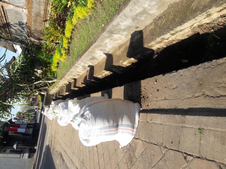 Semakin Dangkal, Got Jalan Batur Di Gali Petugas Kebersihan