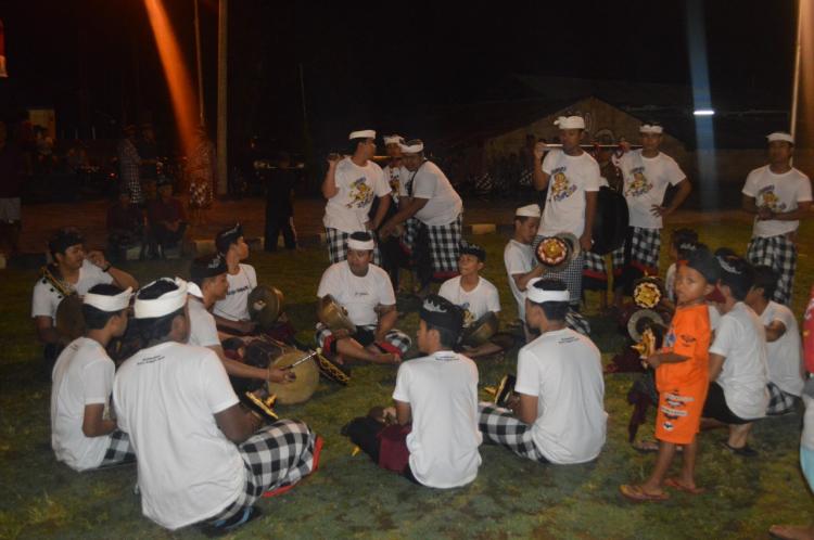 Sembari Menunggu Bupati Datang, Seke Gong Banjar Sigaran lakukan Gladi Penyambutan