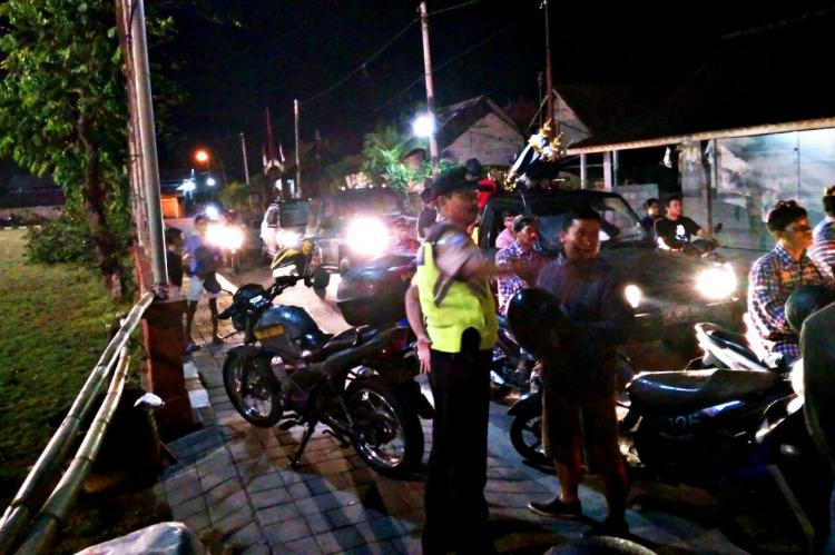 Bhabinkamtibmas Desa Sedang ikut serta Mengatur Lalu Lintas
