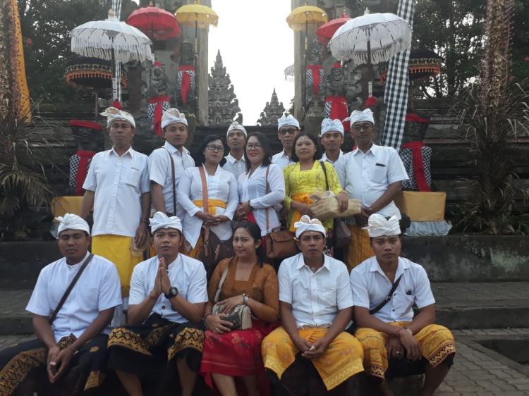 Staf Desa Sedang Nganyarin Ring Pura Mandhara Giri Semeru Agung