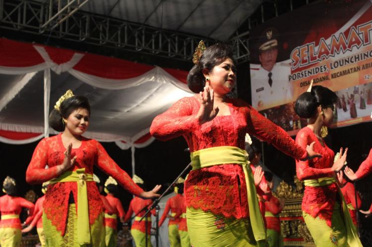 Sukses Bawakan Tiga Lagu, KUR PKK Desa Sedang Dibanjiri Tepuk Tangan