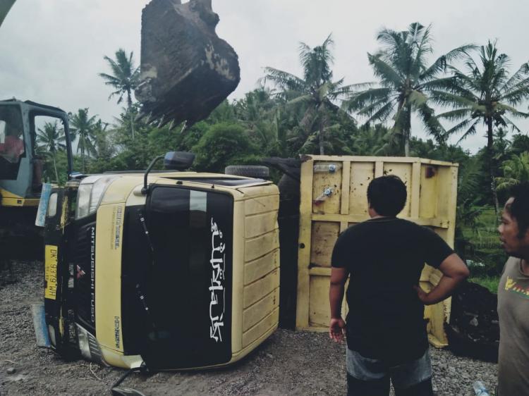 Tanah Yang Tidak Rata, Truck Terguling Di Proyek Pembangunan SMAN 2  Abiansemal