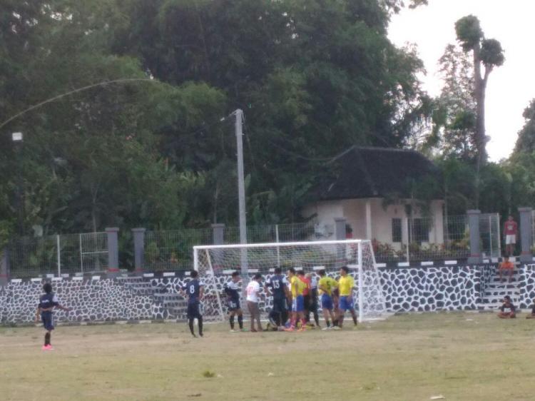 Terbentur dengan lawan dalam Karang Taruna Cup