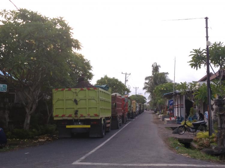 Truk Pembawa Material Secara Bergiliran Menuju Lokasi