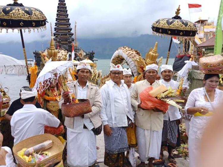 Upacara Danu Kertih, Bendesa beserta Prajuru Adat Sedang juga turut Tangkil