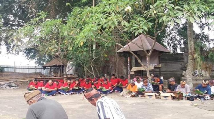 Usai Gotong Royong, Krama Desa dan Polri Makan Bersama