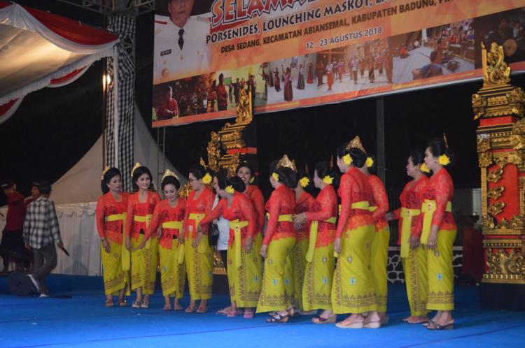 Usai Tampil Memukau, KUR PKK Desa Sedang Bercengkrama Sekaligus Berfoto Ria di Atas Panggung