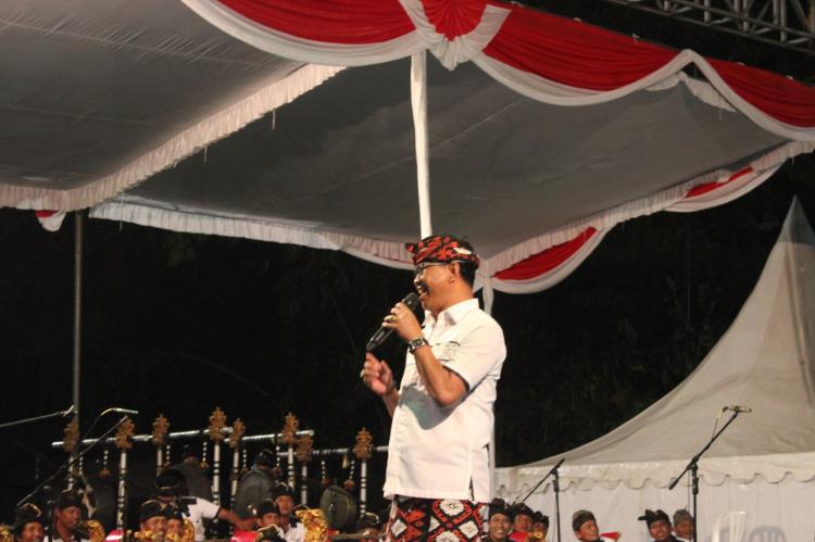 Wakil Bupati Badung menyumbangkan suaranya dalam Penutupan Porsenides
