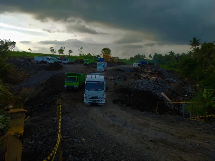 Walau Cuaca Mendung, Proyek Pembangunan SMA N 2 Abiansemal Tetap Berlanjut