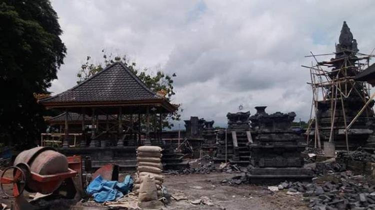 Walaupun Hujan, Proses Pembangunan Pura Puseh tetap berlanju