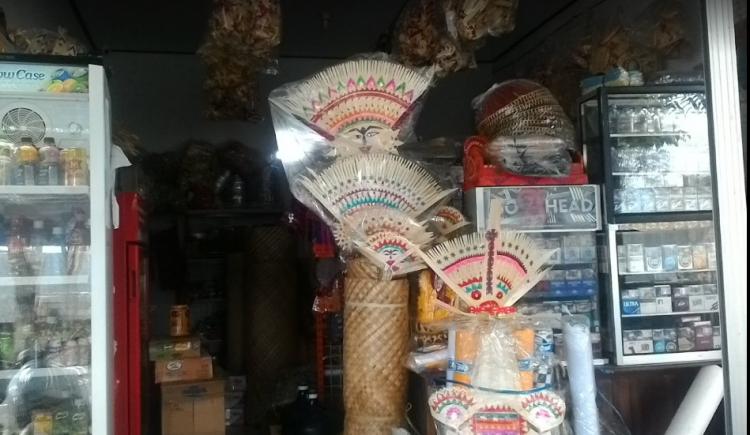 Warung Bali Sarana, menjual berbagai kebutuhan persembahyangan di Desa Sedang