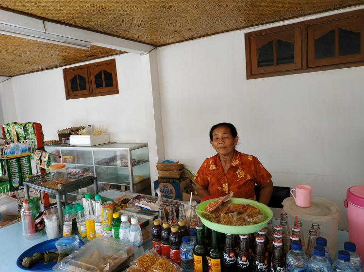 Warung Bu Yuli, Tempat Peristirahatan Para Pegawai dan Staff Desa Sedang di Jam Rehat