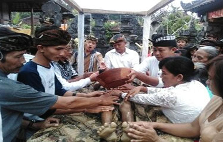 Desa Selat Laksanakan Ritual  Mandikan 2 Jenasah