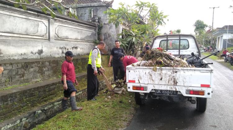 Kurang lebih 2 Jam Berjuang, Skuad Merah Berhasil Mengeluarkan Sampah