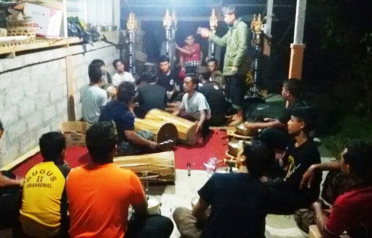 PERSIAPAN PARADE BALEGANJUR REMAJA MENJELANG PORSENIDES  DESA SELAT TAHUN 2018