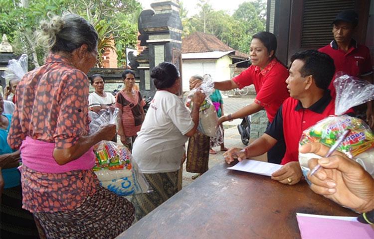 Perbekel Selat Bagikan Paket Sembako Gratis pada Warga Lansia