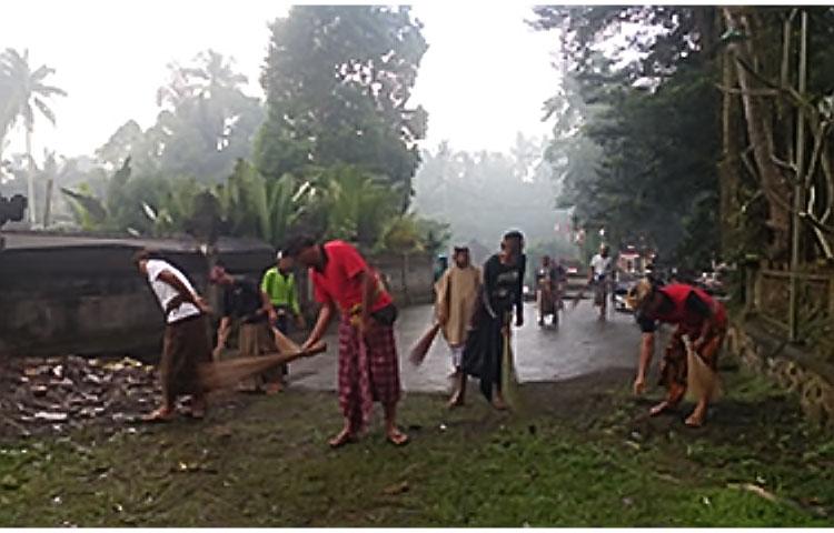 Rutin, Warga Desa Selat Bergotong Royong Bersih-Bersih di Lingkungan Pura