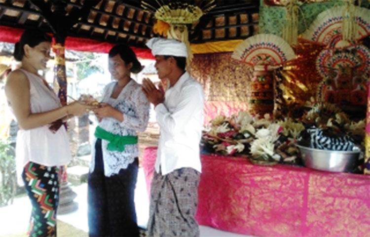Tradisi Ngejot  Tumpeng di Desa Selat