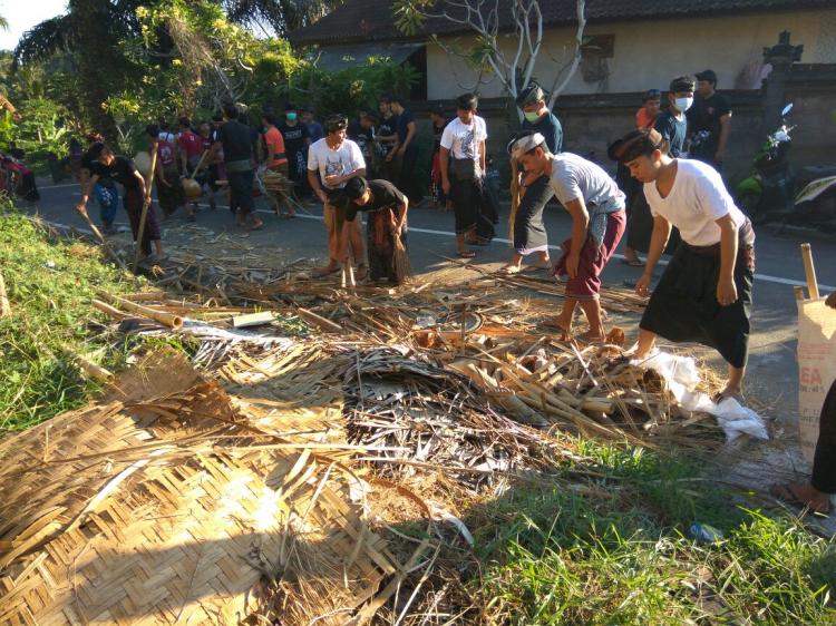 Ngayah Mereresik di Pura Dalem Srijati