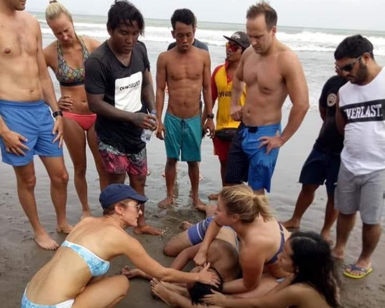 Aksi Heroik Lifeguard Pantai Berawa Selamatkan Pengunjung Terseret Arus