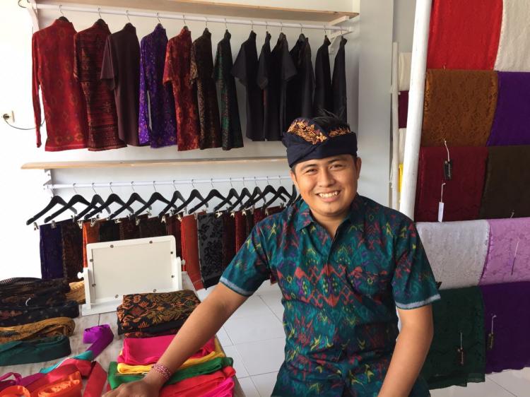 Belajar dari Kegagalan, Eko si “Perawat Muda” Sukses Membangun Usaha Busana Adat Bali