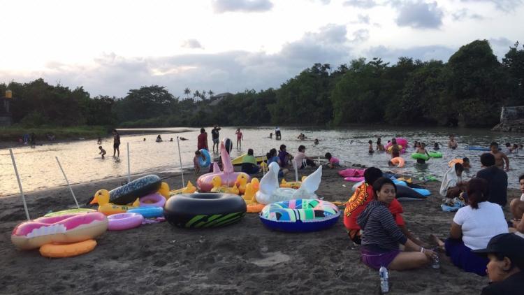 Berkah Hari Raya, Jasa Penyewaan Pelampung Diserbu Warga di Pantai Perancak