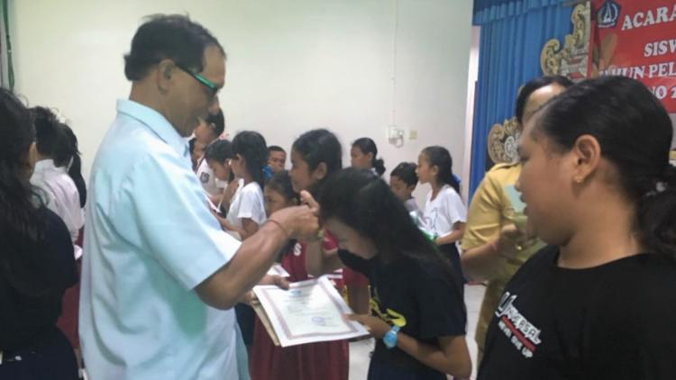 Hadiri Perpisahan SD, Wujud Dukungan Aparatur Desa Untuk Pendidikan