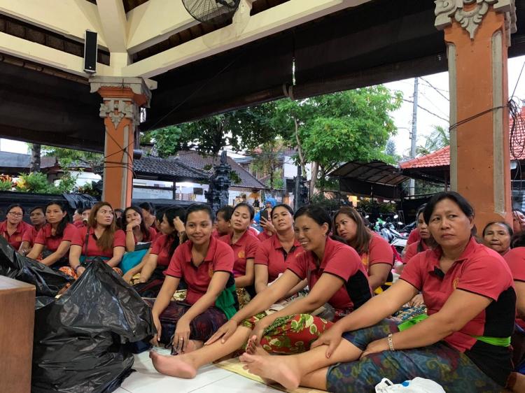 Jalin Kebersamaan, PKK Tegalgundul Tukar Kado Antar Flamboyan