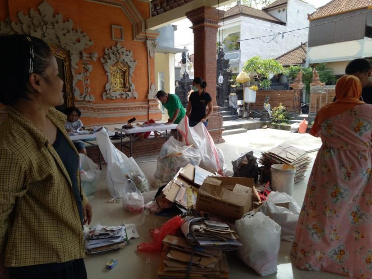 Khawatir Dengan 3.000 Ton Sampah Perhari, Banjar Krisnantara Launching Bank Sampah