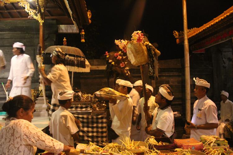 Kisah Sakral Upacara Mesilih Asih Ratu Gede Sakti