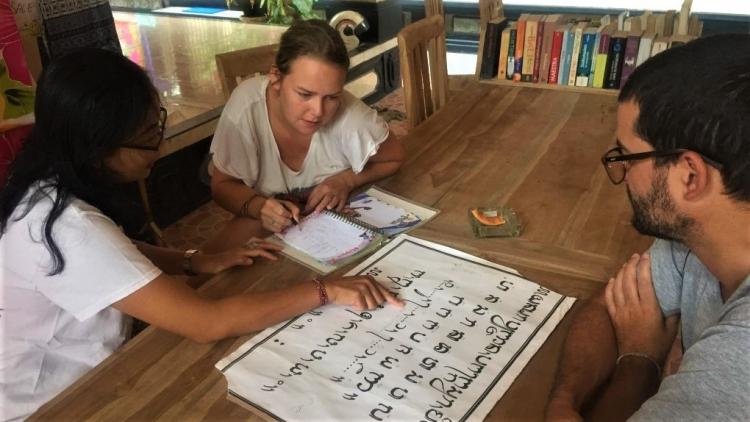 Lewat Home Stay, Turis Belajar Mengenal Aksara Bali